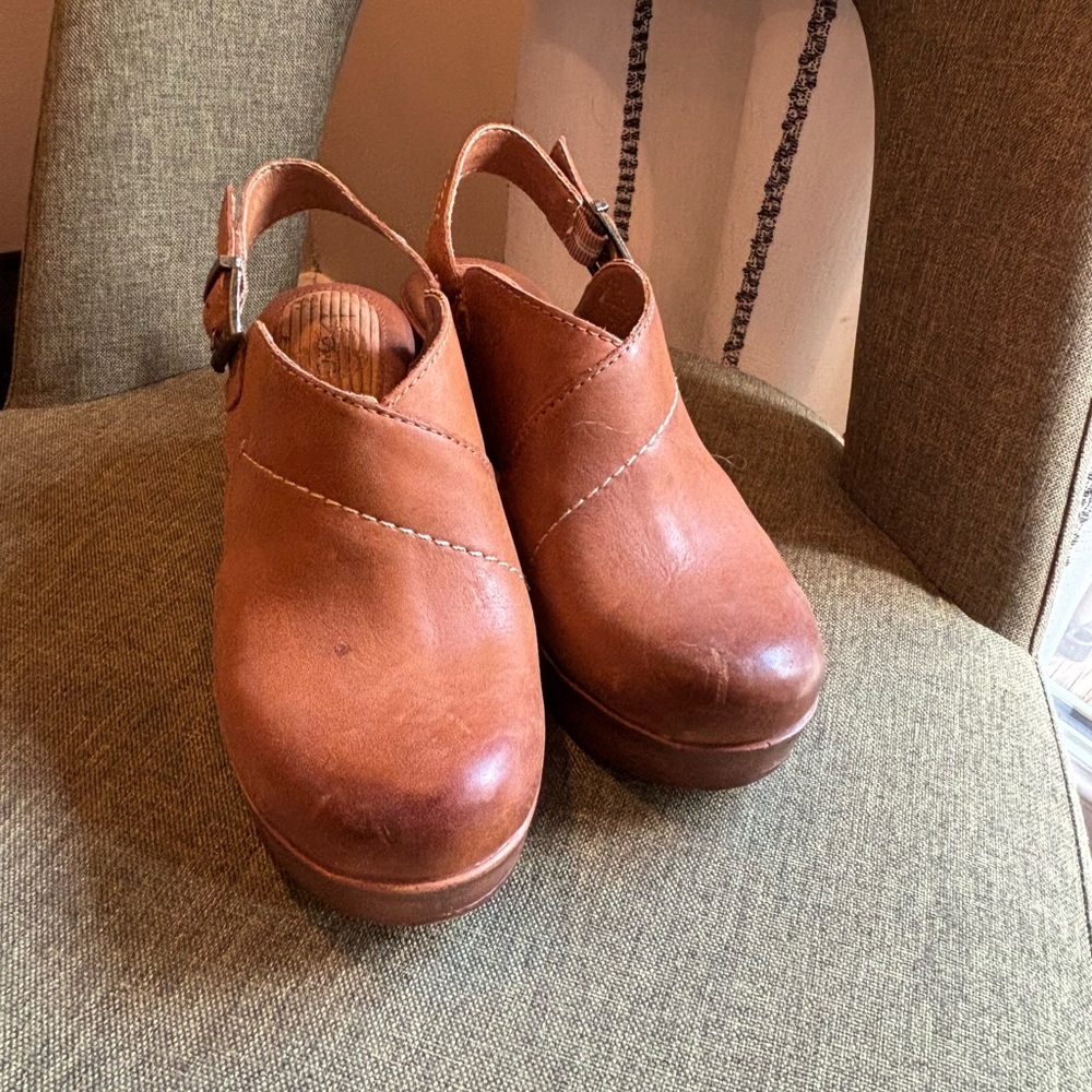 Boc size 6 Brown leather clogs